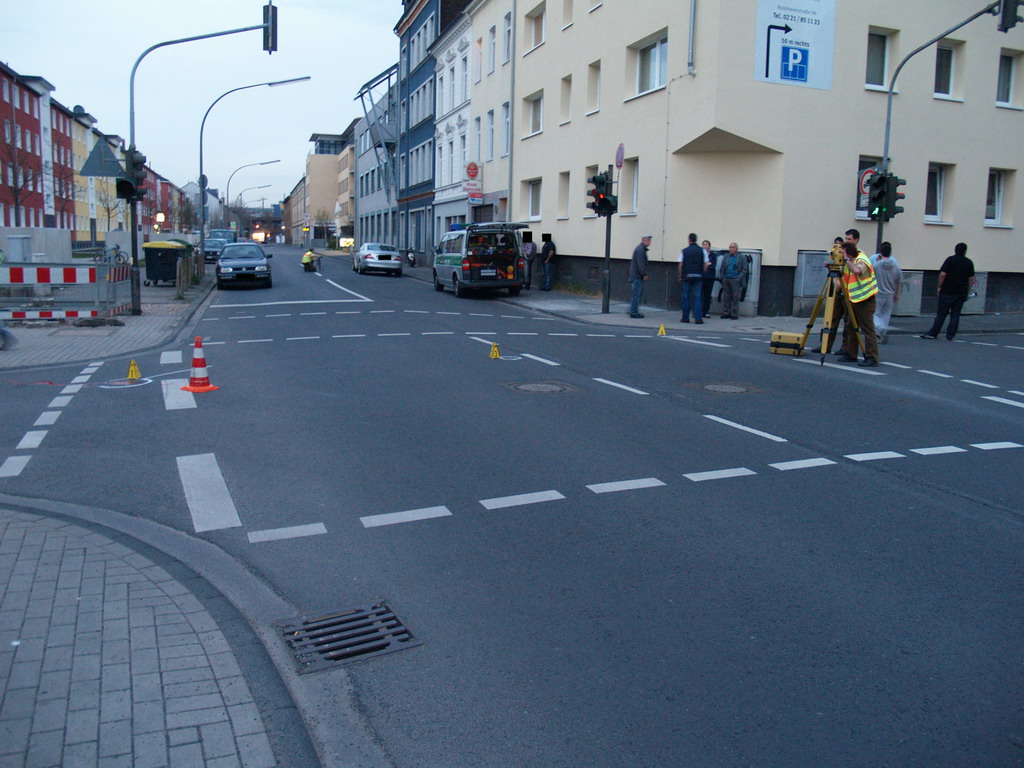 VU Fussgaenger angefahren schwer verletzt Koeln Gremberg Rolshoverstr P12.JPG